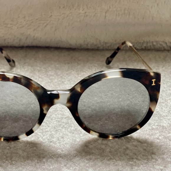 illesteva Palm Beach Sunglasses -White Tortoise/Mirror Lens main image 4